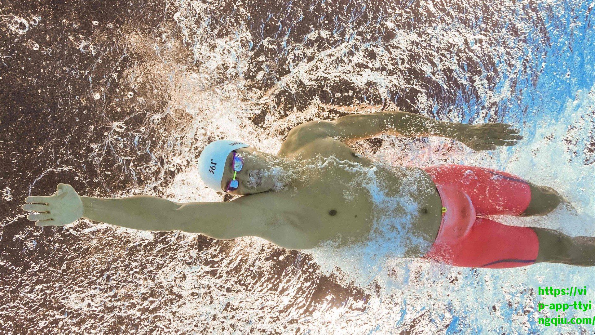 社区篮球赛惊现以大欺小欢乐场面,小选手逆袭表现引爆全场