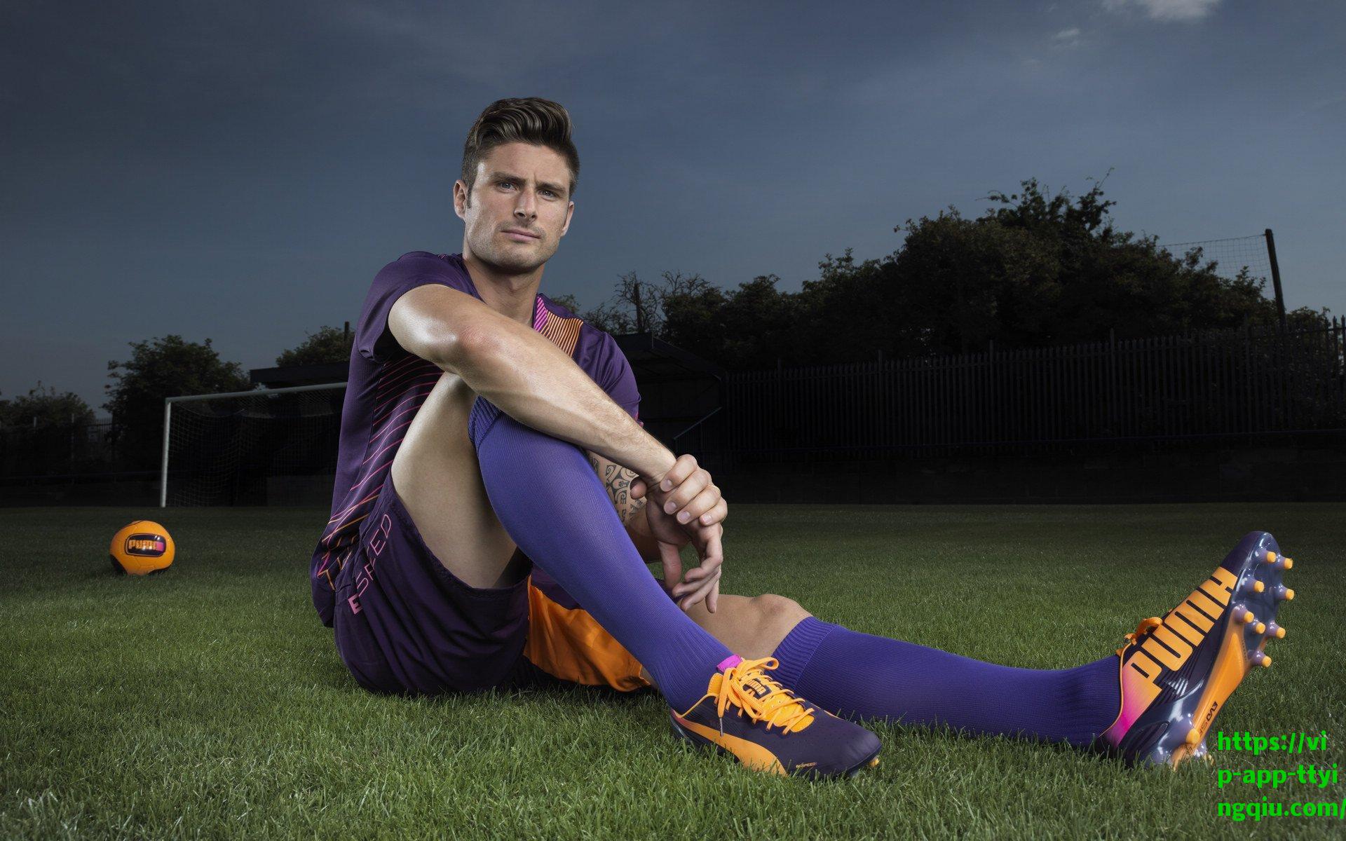 凯恩盛赞诺伊尔，与传奇门将训练提升全队，关键扑救助球队取胜